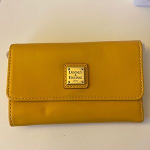 Dooney & Bourke wallet